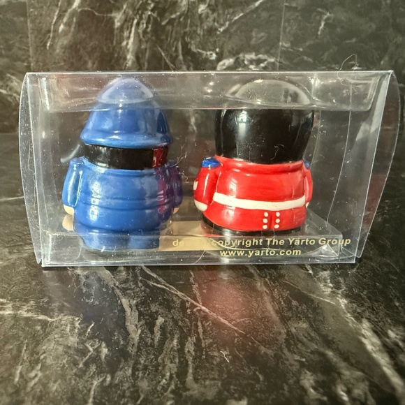 Royal Guard and Policeman Salt and Pepper Shakers - Picture 15 of 16